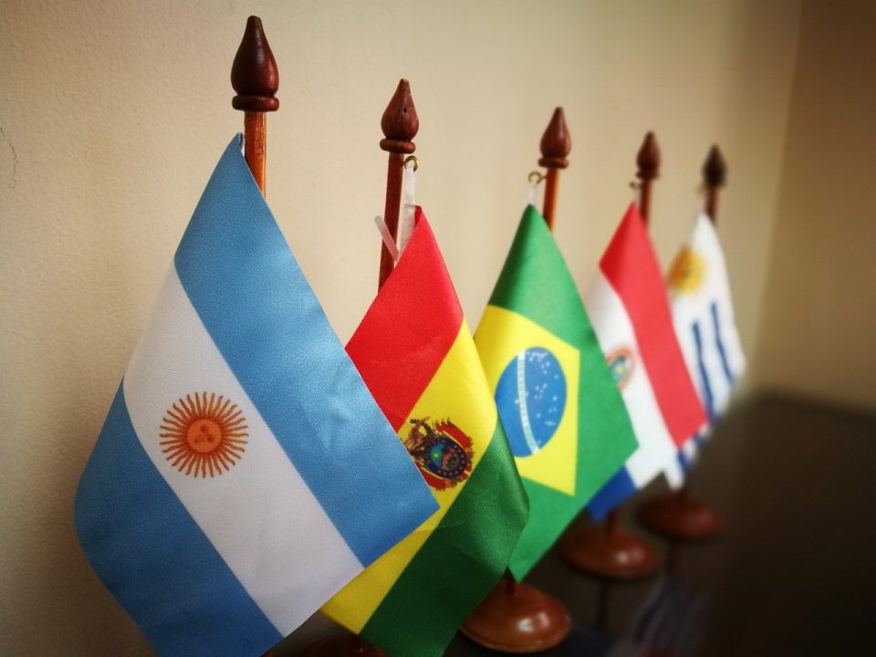 Brasil assina acordo de livre comercio automotivo com Paraguai