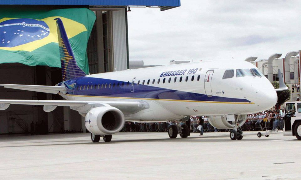 Embraer EMBR3 perde grau de investimento. Entenda