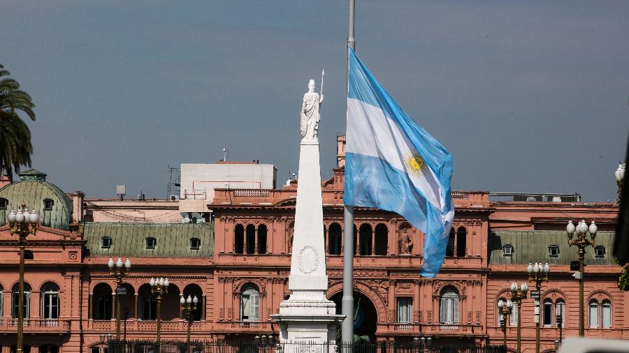 25 nov 2021 bandeira da argentina hasteada na praca de maio em frente a casa rosada em buenos aires 1639163050267 v2 900x506