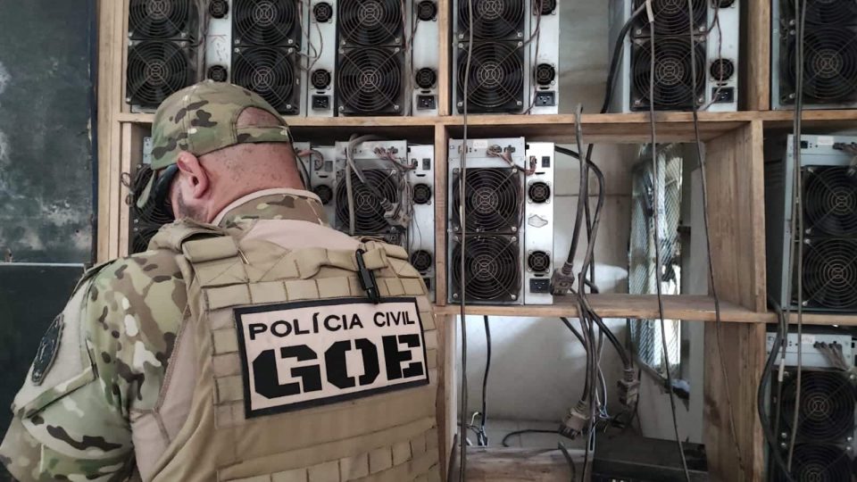 Policia Civil apreende maquinas de mineracao de bitcoin em pleno funcionamento