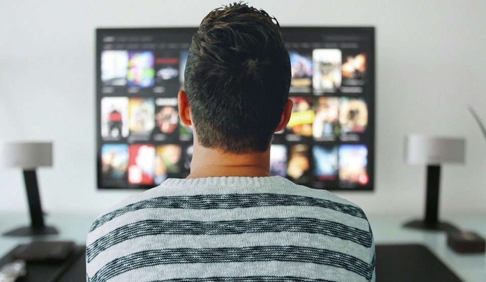homem assistindo tv mohamed hassan pixabay