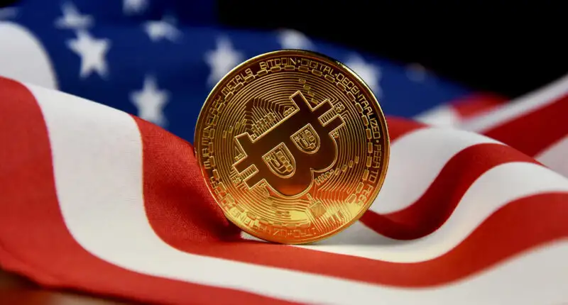 moeda de bitcoin com bandeira dos estados unidos ao fundo 800x430 1