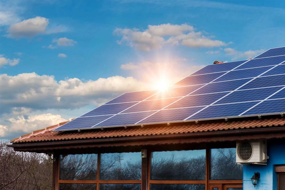 Energia solar residencial soma R 56 bilhoes em investimentos no Brasil