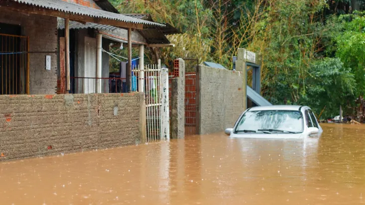 Chuvas fortes causam mortes, estragos, enchente e deixa centenas de pessoas desabrigadas no Rio Grande do Sul. No bairro Entre-Rios, o rio Passo Fundo subiu deixando diversas casas embaixo d'água e pessoas e animais tendo que serem resgatados, na cidade de Passo Fundo, nesta segunda, 4 de setembro de 2023. Crédito: RAFAEL DALBOSCO/FUTURA PRESS/FUTURA PRESS/ESTADÃO CONTEÚDO