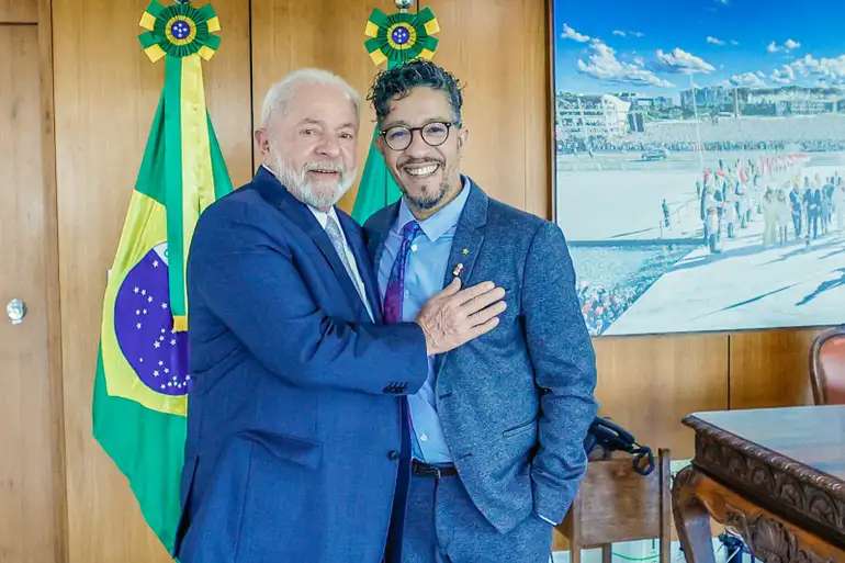 O presidente Luiz Inácio Lula da Silva (e) recebe em seu gabinete no Palácio do Planalto o ex deputado, Jean Wyllys (d). Foto: Ricardo Stuckert/PR