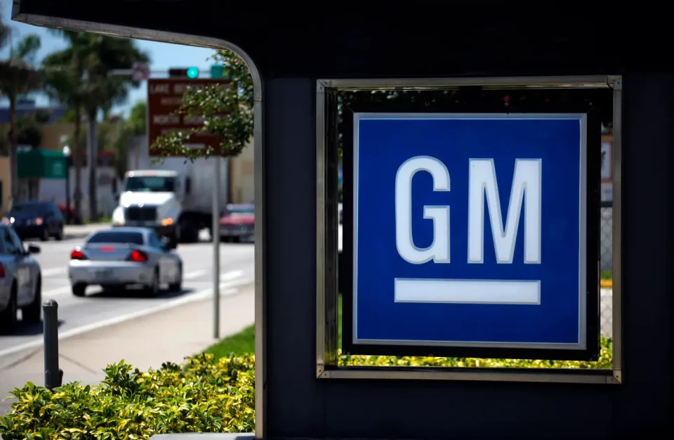 Placa GM em concessionária em Miami, EUA - Imagem / Reprodução: REUTERS/Carlos Barria