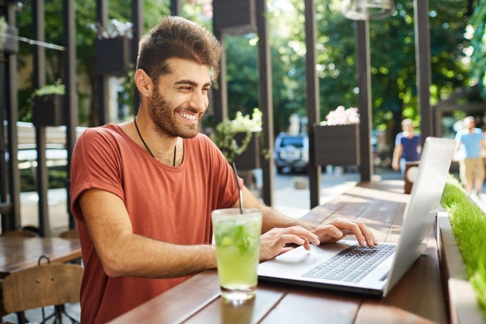 Homem digitando notebook